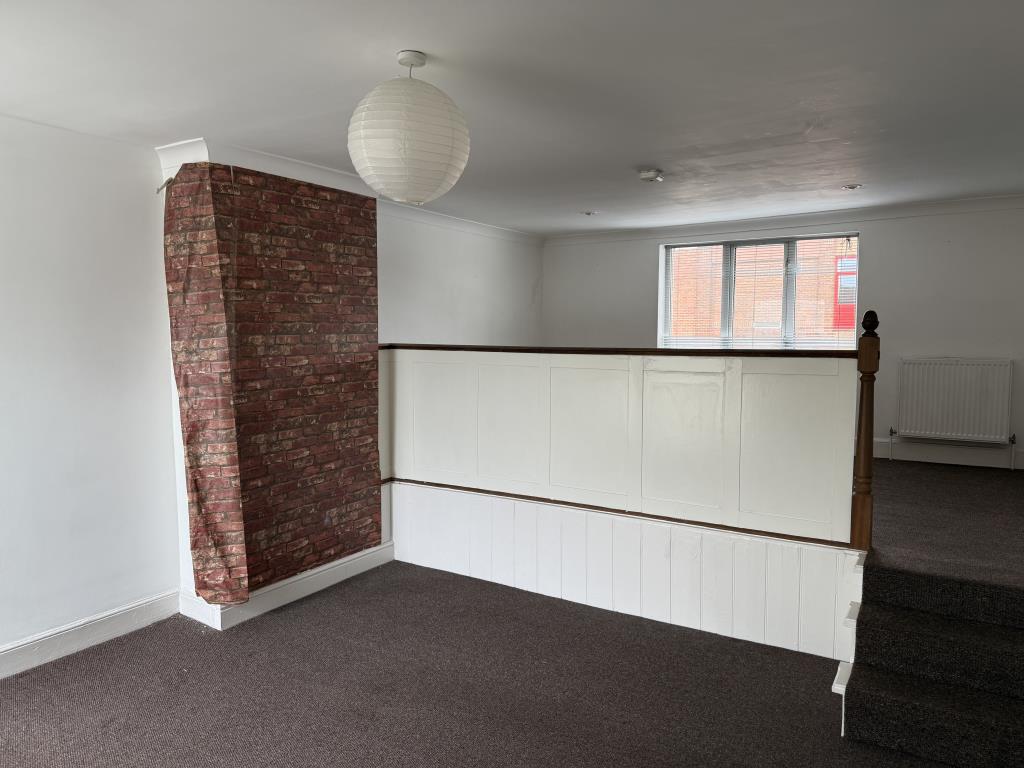 Lot: 45 - MIXED USE FREEHOLD BUILDING - First floor flat living room